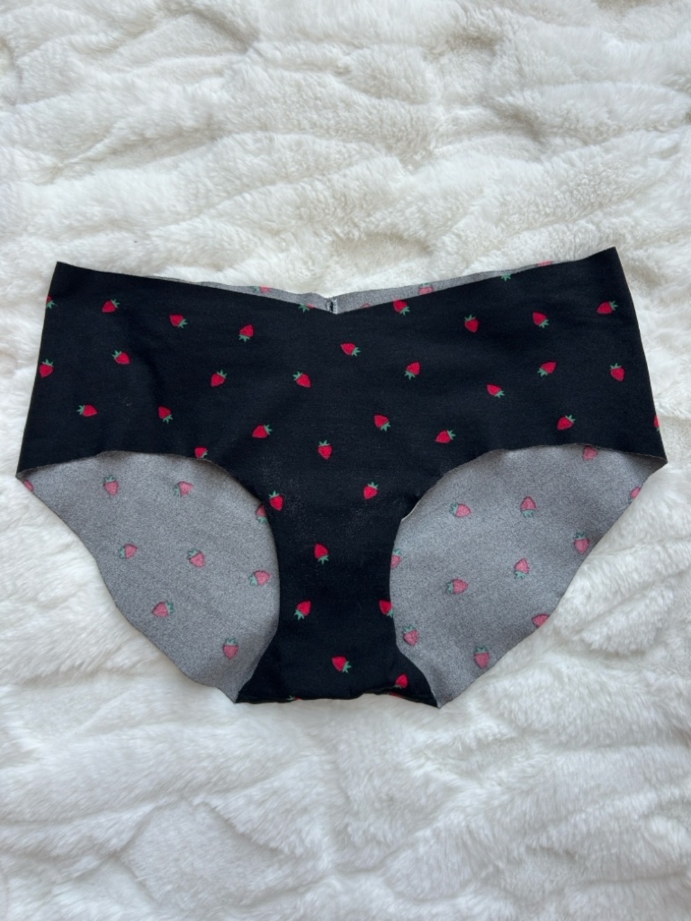 Victoria’s Secret Hiphugger No Show Strawberry Print Panty S